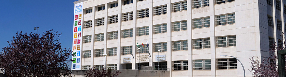 Fachada del Edificion Politécnico tomada desde fuera donde se aprecia también la rampa de acceso