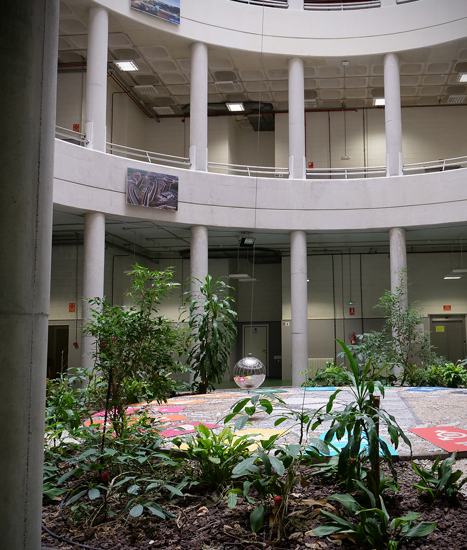 Patio interior Edificio Politécnico vista del péndulo de Foucault desde la planta baja